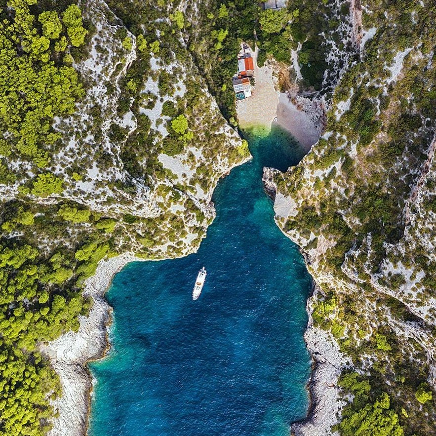 Yacht Charter in Brač Vis island stiniva bay yacht