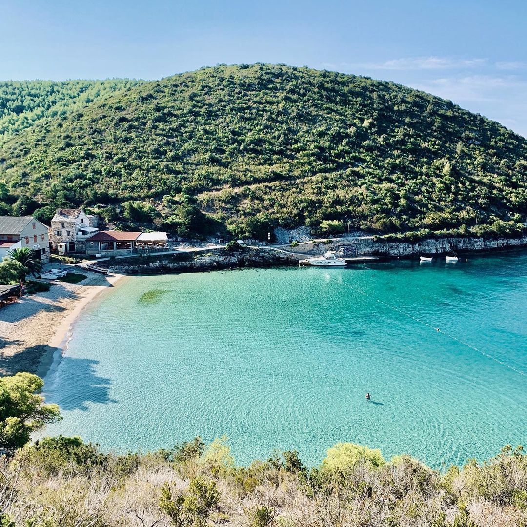 Yacht Charter in Vis bays on island Šolta