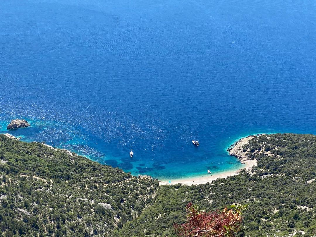 Yacht charter in Cres lubenice beach