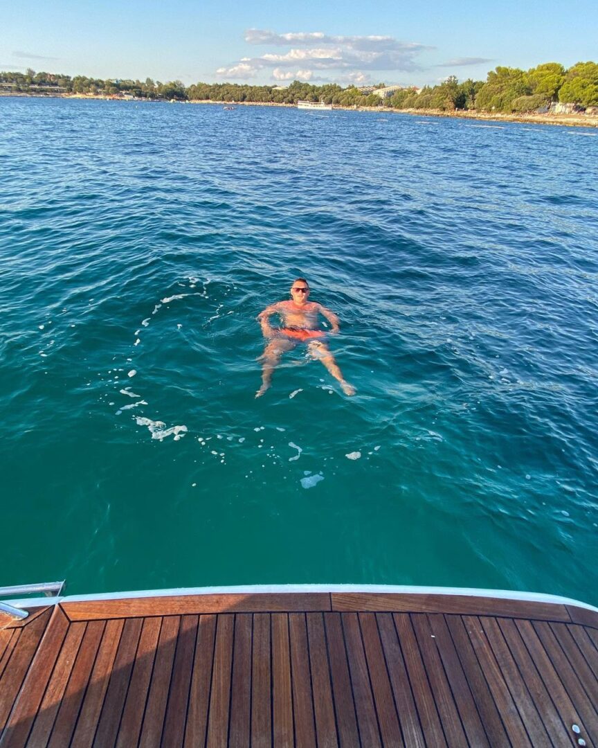 Yacht charter in Poreč looking at the sea from a swimming platform