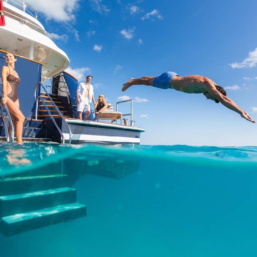 man jumping in te sea from a yacht