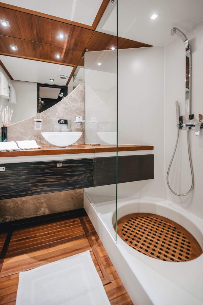 one blue yacht charter en suite