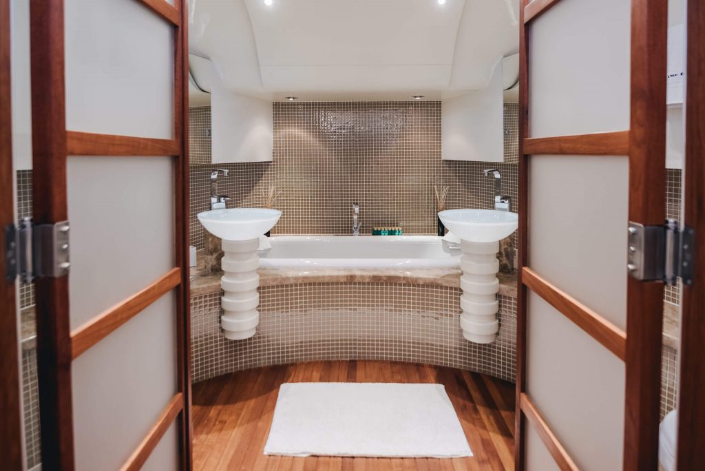 one blue yacht charter master en suite bathtub