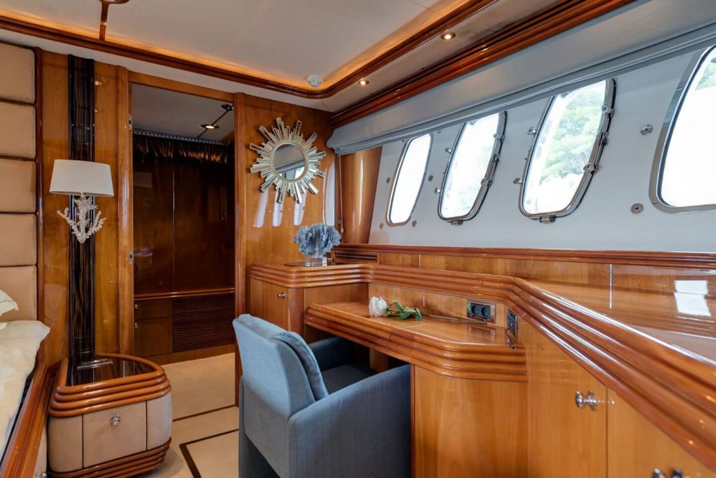 baby i yacht charter master suite office