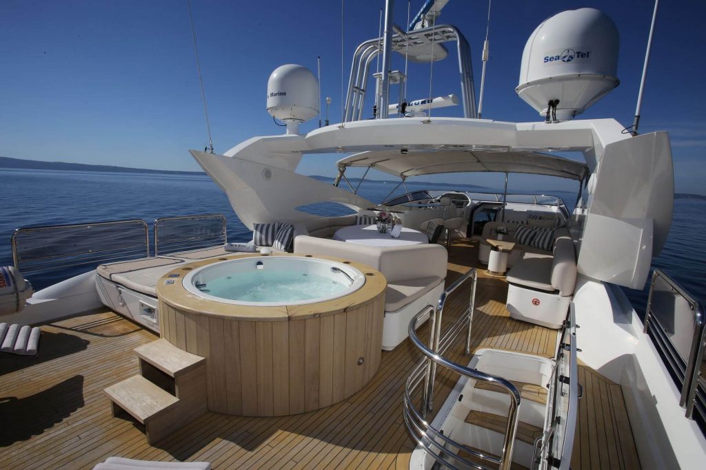 baby i yacht charter flybridge overview