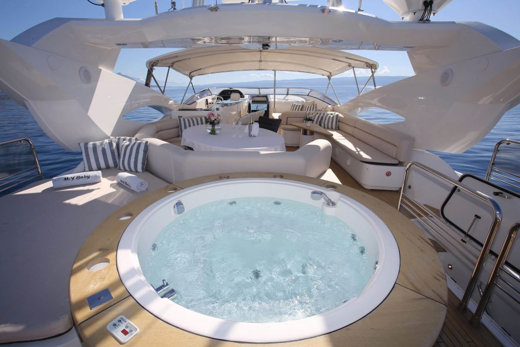 baby i yacht charter jacuzzi