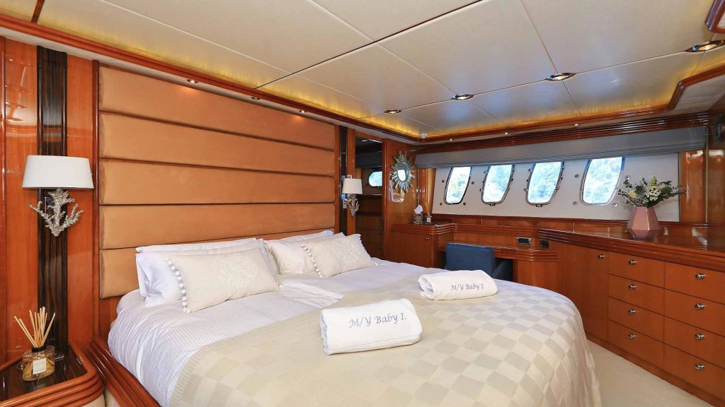 Baby I Yacht Charter vip stateroom