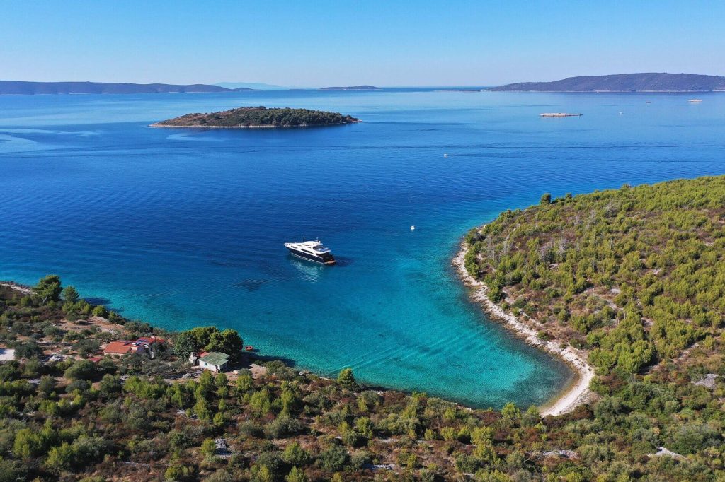 cassiopeia yacht charter at anchor