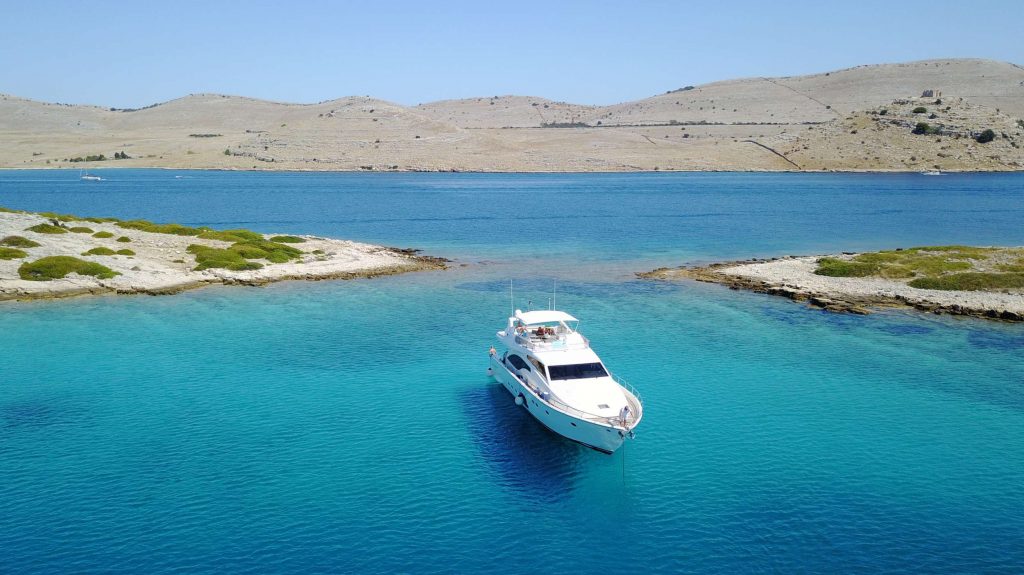 dominique yacht charter at anchor