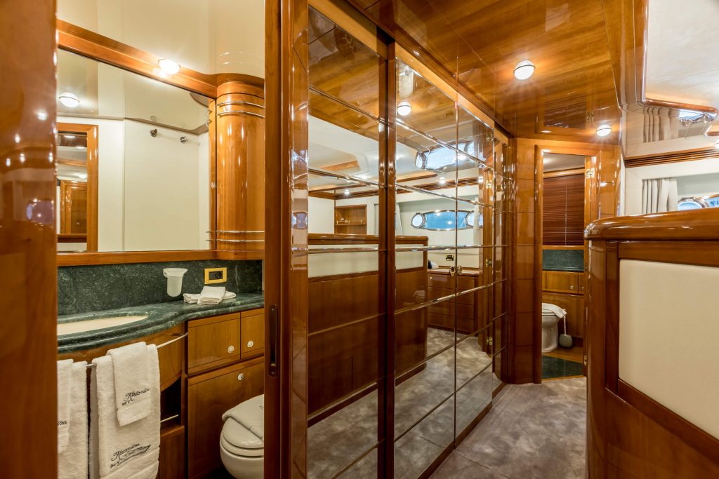 Miss katariina yacht charter master ensuite starboard side