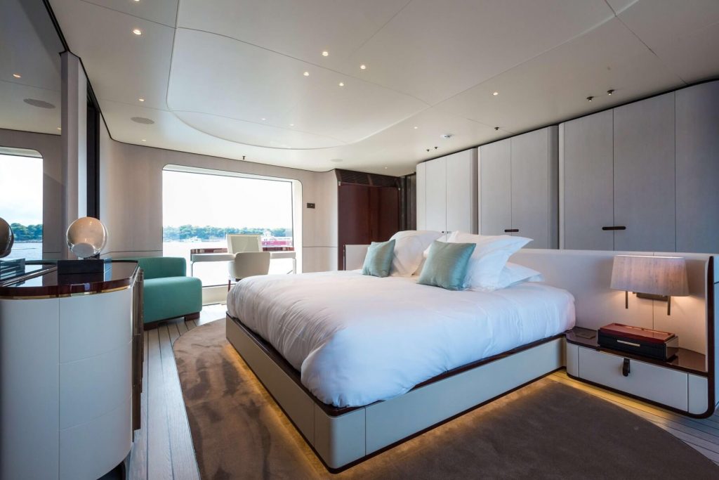 heed yacht charter master suite