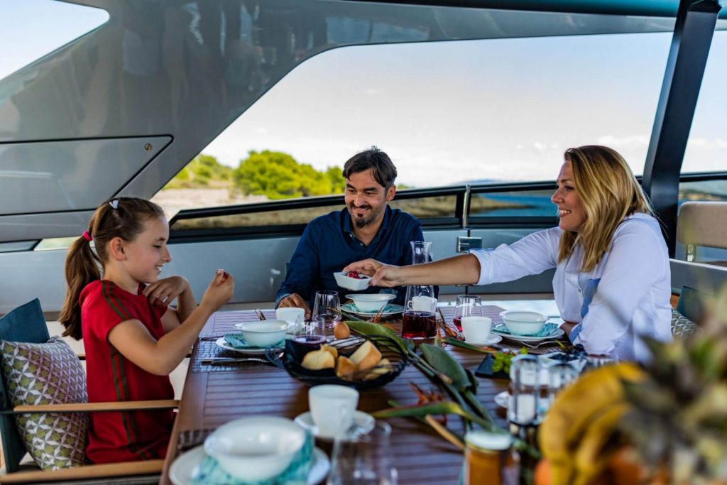 noor II yacht charter family breakfast