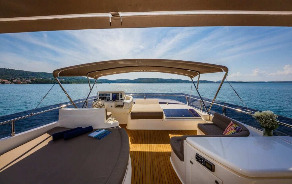 quo vadis yacht charter flybridge