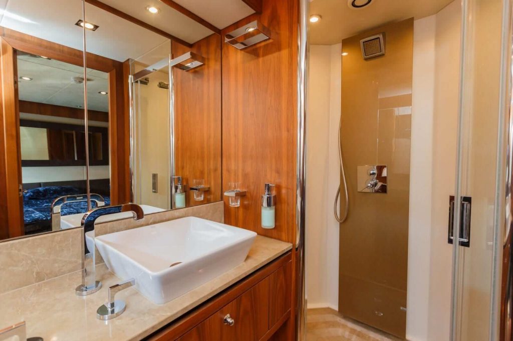 the best way yacht charter en suite