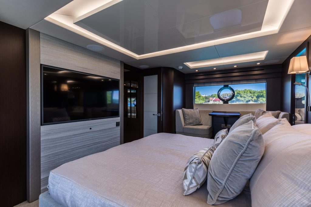 mowana yacht charter master suite