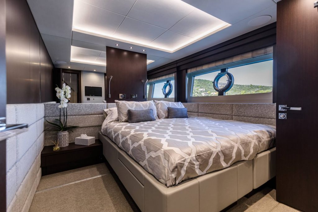 mowana yacht charter convertible cabin