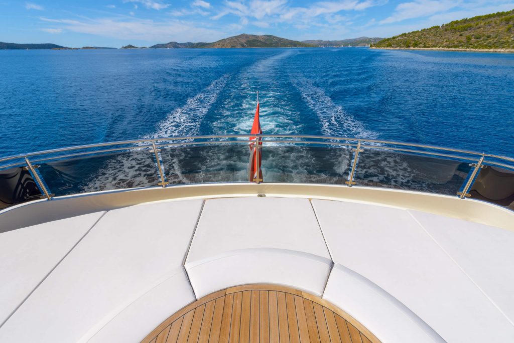 novela yacht charter stern