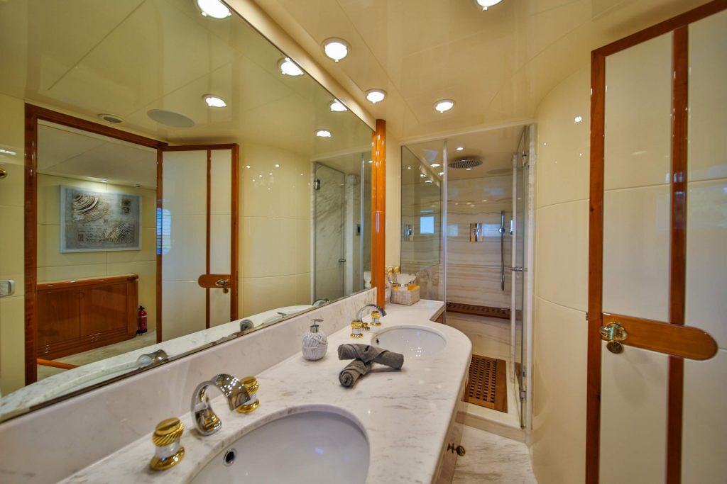 Novela yacht charter vip cabin ensuite bathroom