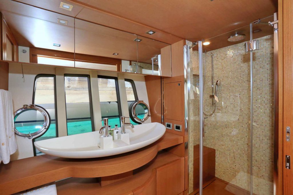 tesoro yacht charter master en suite