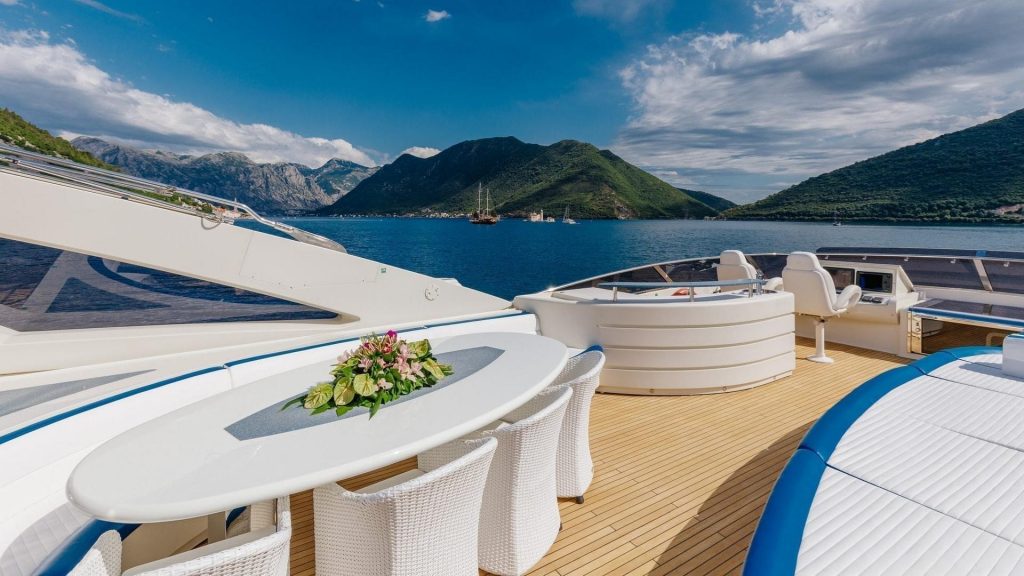 lady mura yacht charter flybridge