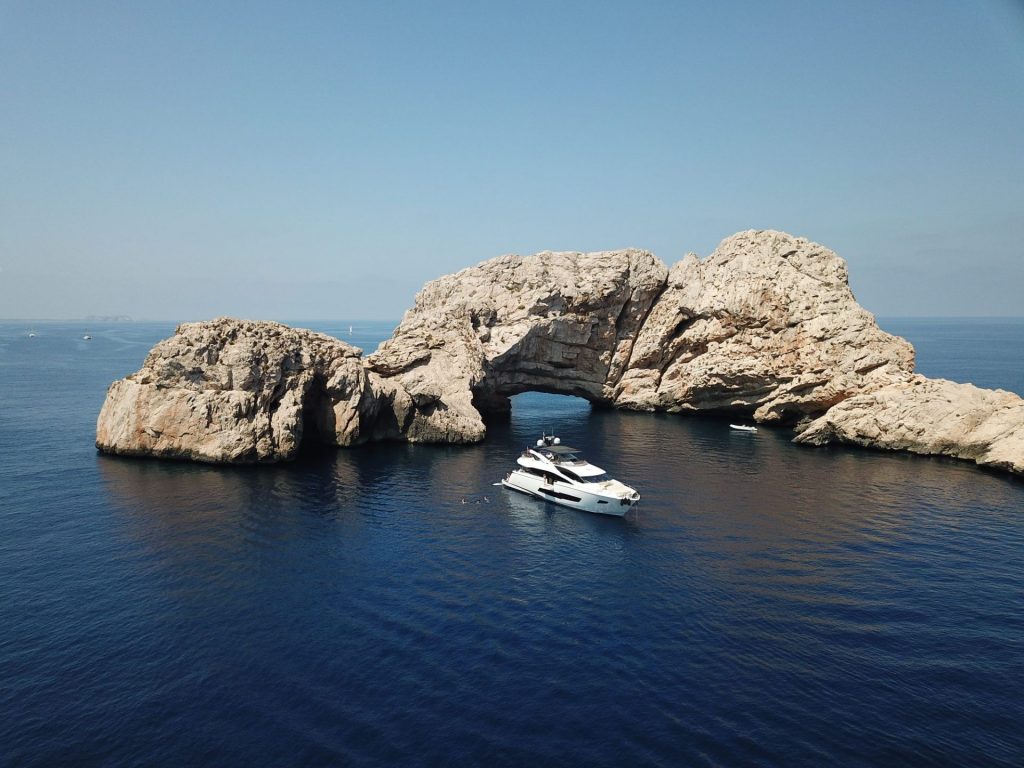 stardust yacht charter crusing by the big rock