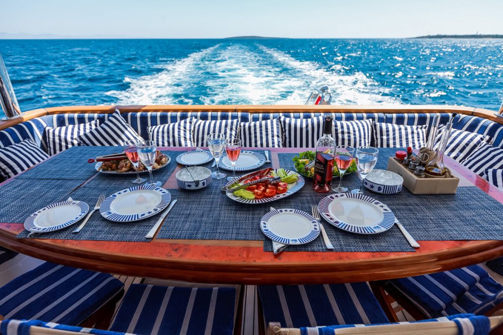 johnson baby yacht charter table with plates