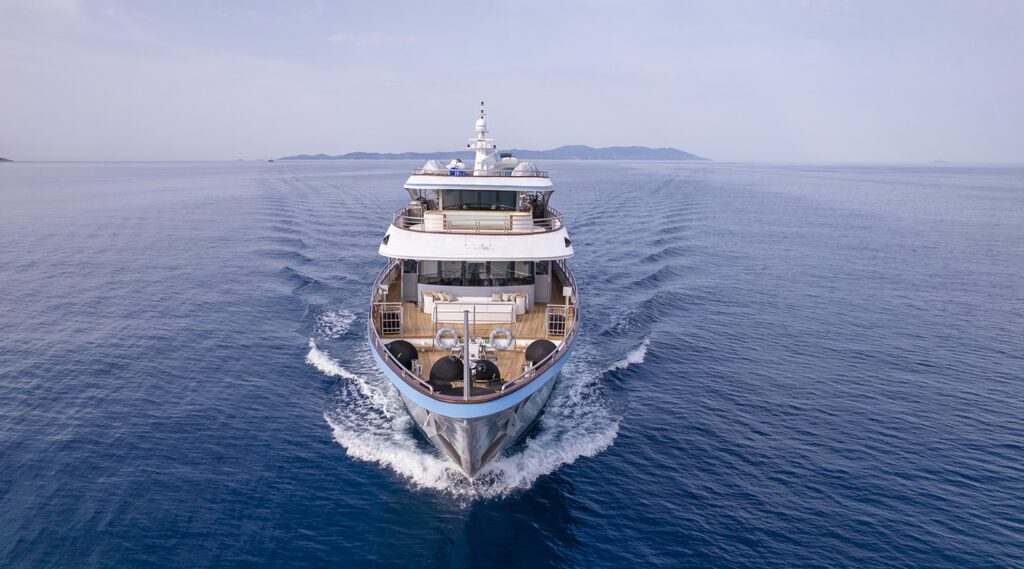 front view of the freedom yacht while cruising