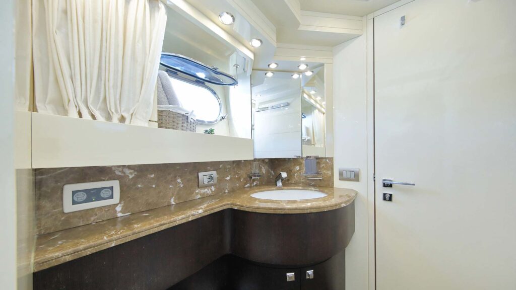 hope i yacht charter double cabin en suite