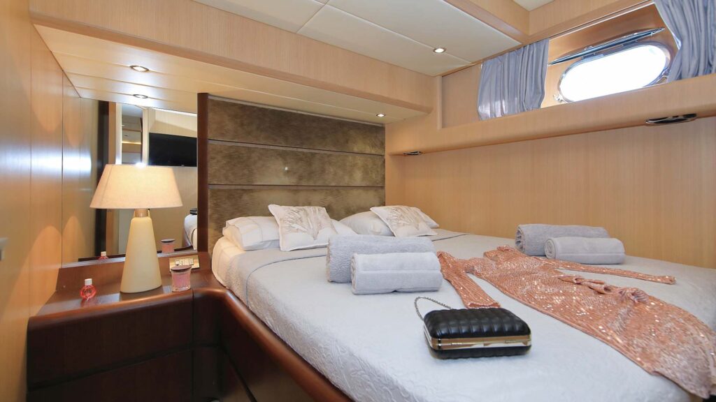 hope i yacht charter double cabin port