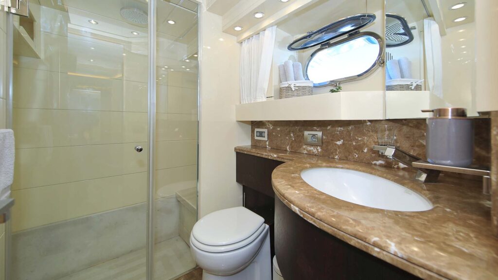 hope i yacht charter master en suite