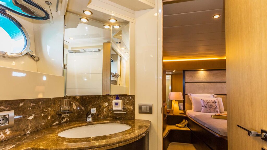 hope i yacht charter vip stateroom en suite