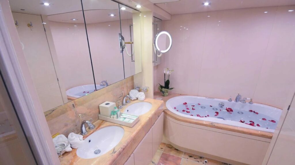 ladyship yacht charter master en suite