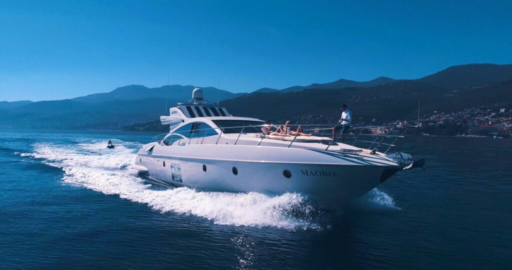 maoro yacht charter bow