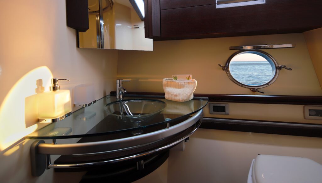 maoro yacht charter en suite