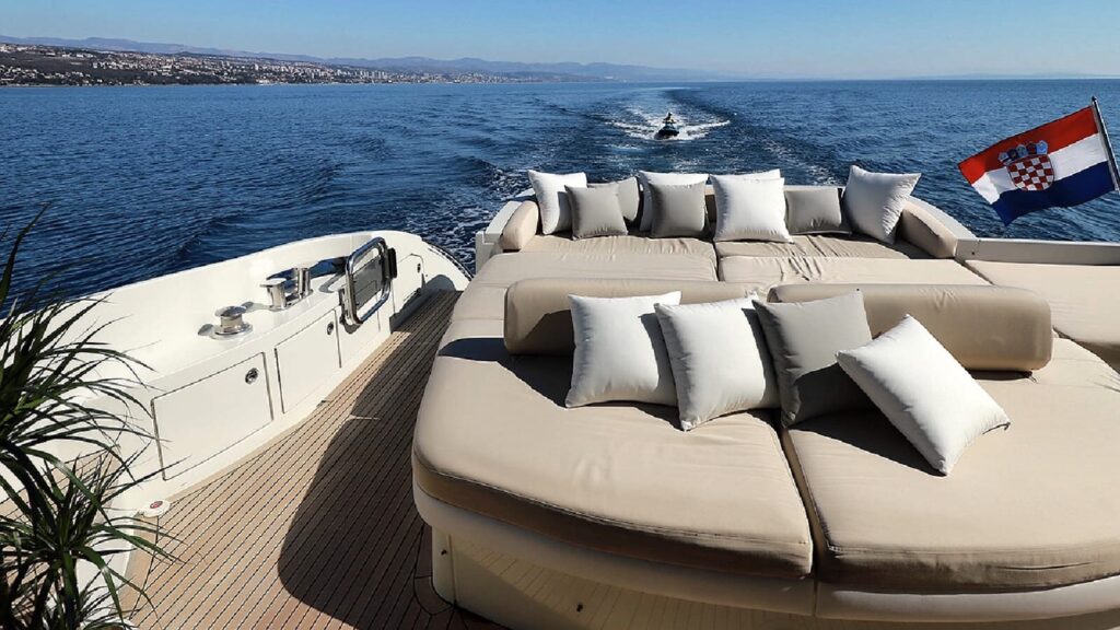 maoro yacht charter main deck aft