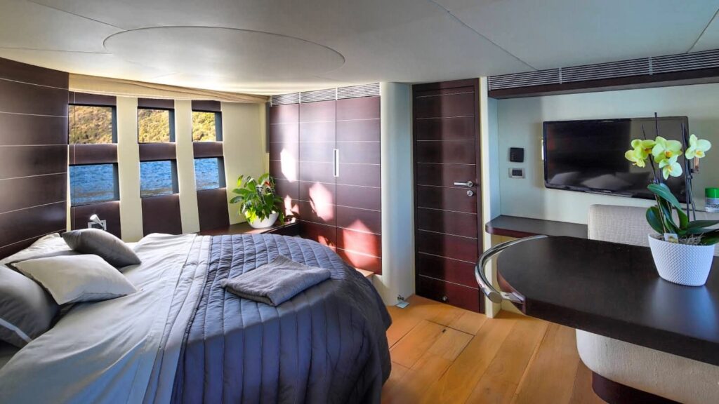 maoro yacht charter master suite