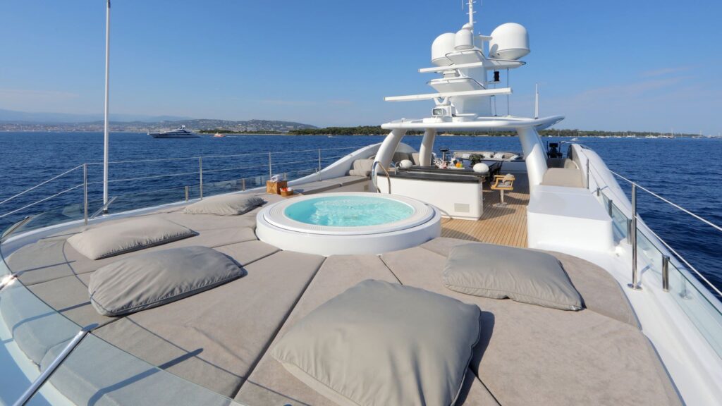 spirit yacht charter jacuzzi