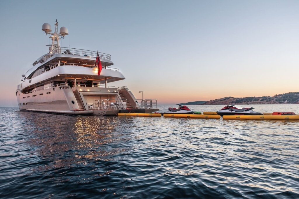 light holic yacht rear view, two jet skis